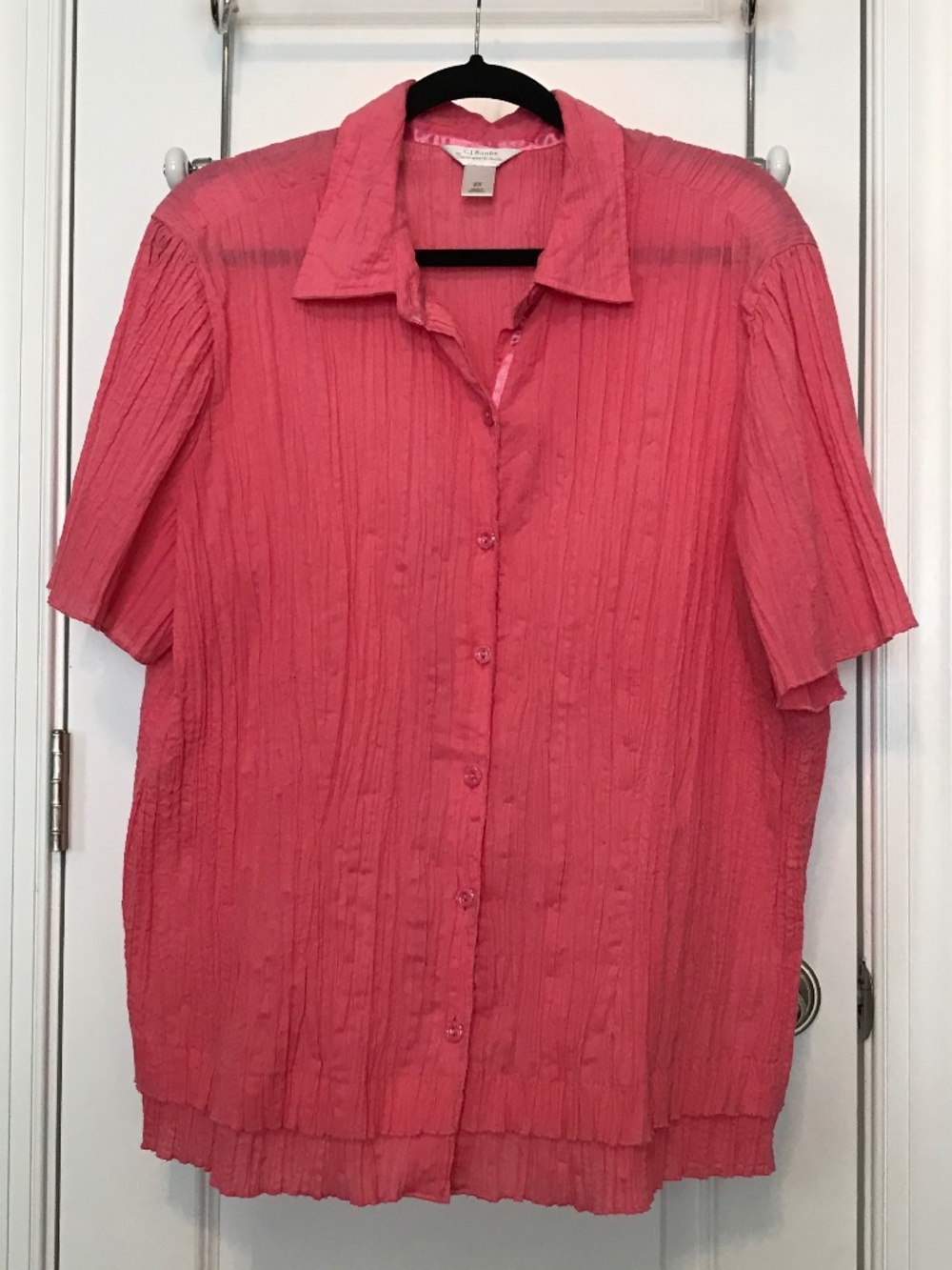 Pretty CJ Banks pink short sleeved button down crinkle top, double edge hem (2X)
